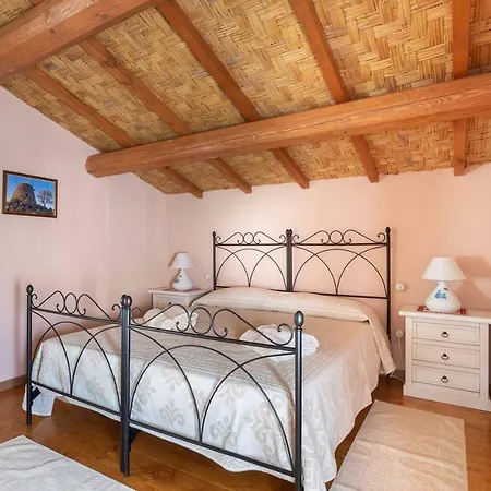 Antica Dimora Dell'arcolaio Holiday home Nurachi